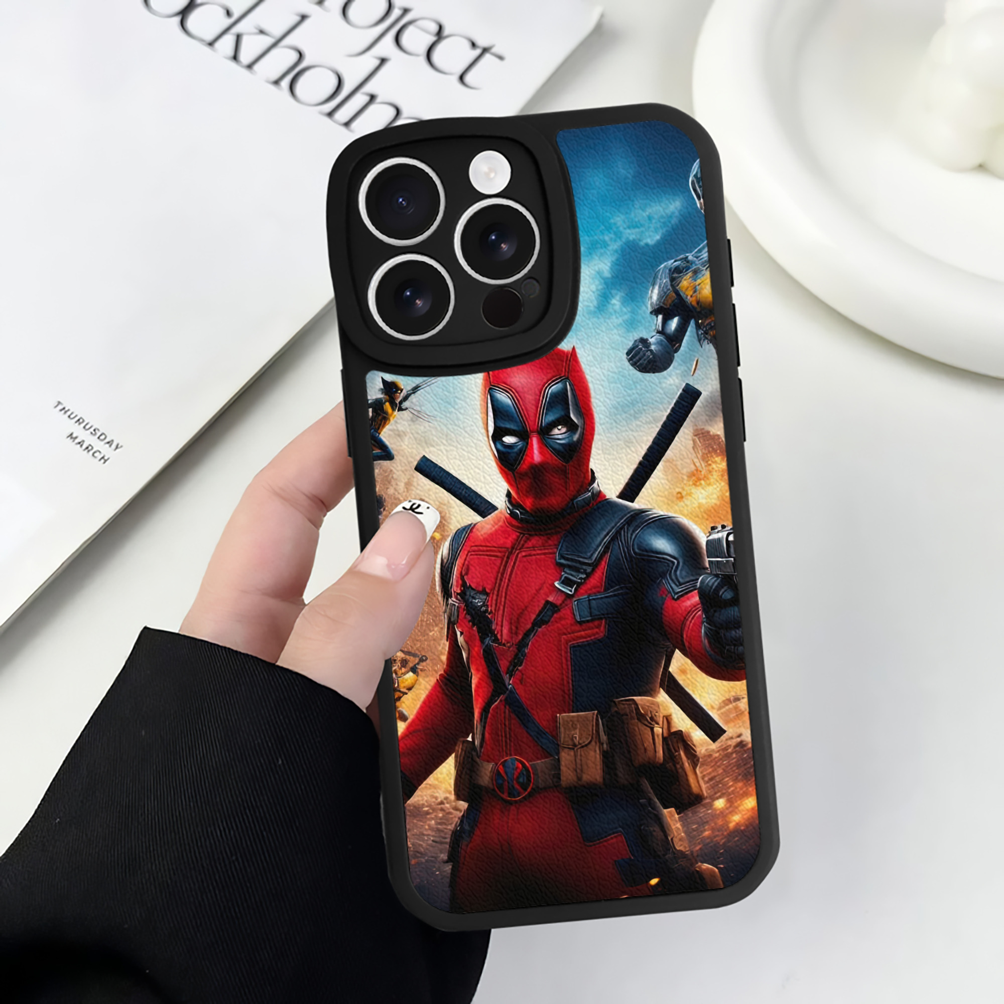 （画像用） Deadpool デッドプール 【iPhone 16シリーズ対応】シリコンスマホケース（レザー調） 材質：シリコン